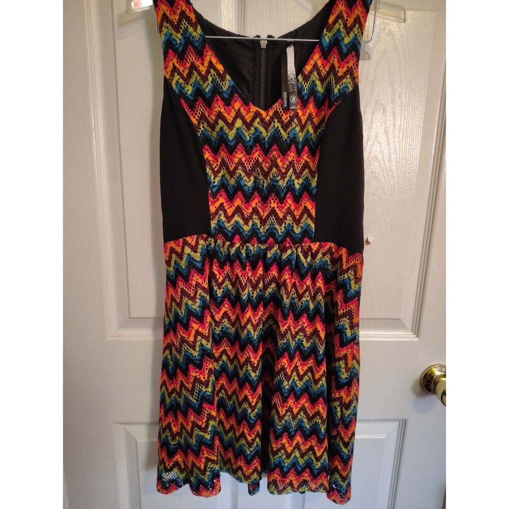 Kensie Women's S Multicolor Chevron Lace V-Neck Sleeveless Knee Zip Dress
